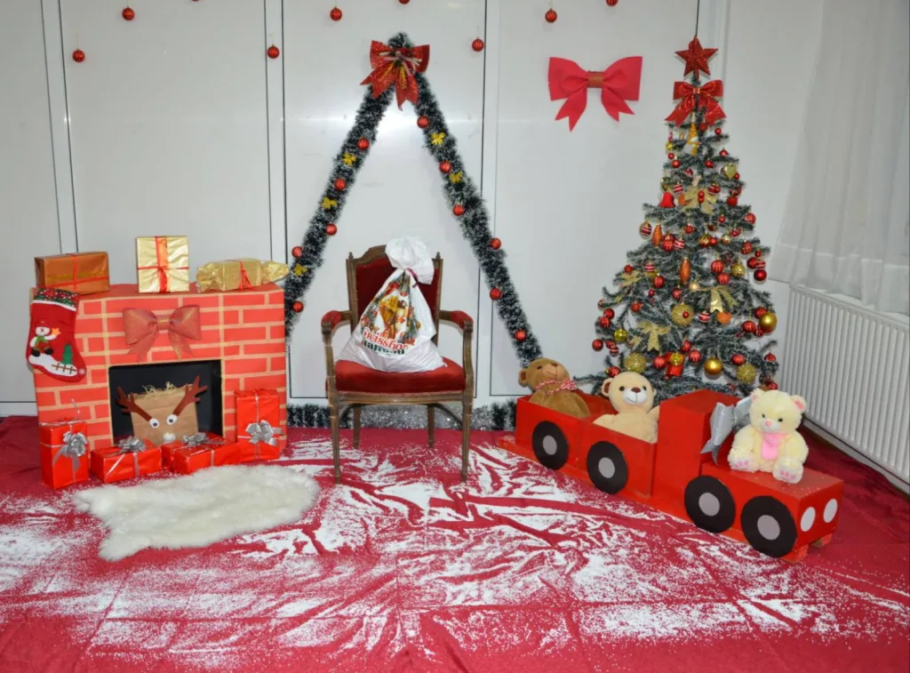 IMG-4a5395fe5fc5dfd2a4fc72640ae33ece-V-1024x757-jpg Малишани из вртића уживали у новогодишњој представи и дружењу са Деда Мразом