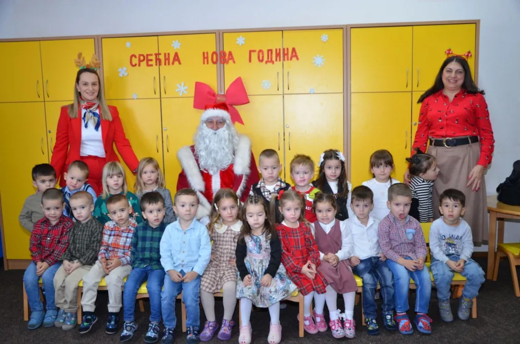 IMG-4bcc21f8cc2b74e2e64d9b7fc7d74716-V-1024x678-jpg Малишани из вртића уживали у новогодишњој представи и дружењу са Деда Мразом