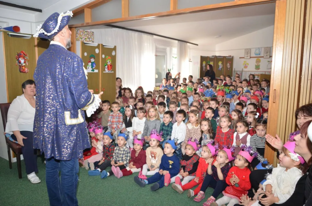 IMG-b384ff2414dab6c07348762e92e783a1-V-1024x678-jpg Малишани из вртића уживали у новогодишњој представи и дружењу са Деда Мразом