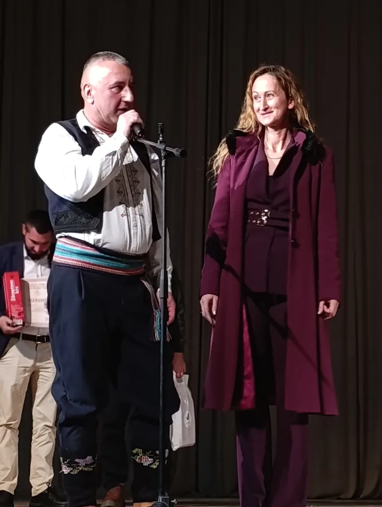 aco-i-desa-771x1024-jpg 16 година рада крунисано годишњим концертом КУД-а "Сава Владиславић"