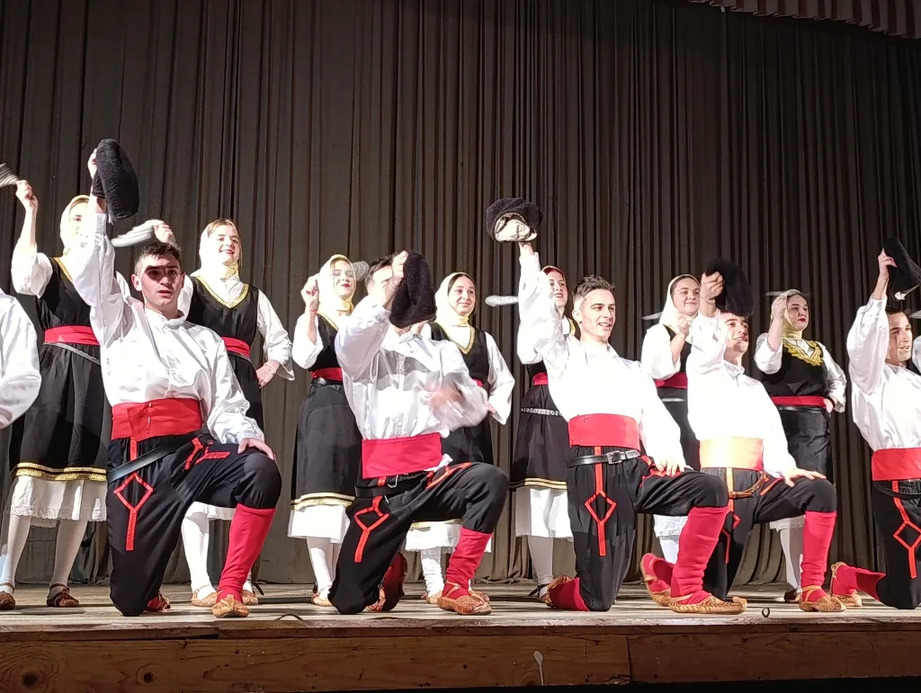 f-1-1024x771-jpg 16 година рада крунисано годишњим концертом КУД-а "Сава Владиславић"