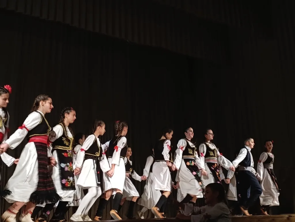 f-10-1024x771-jpg 16 година рада крунисано годишњим концертом КУД-а "Сава Владиславић"