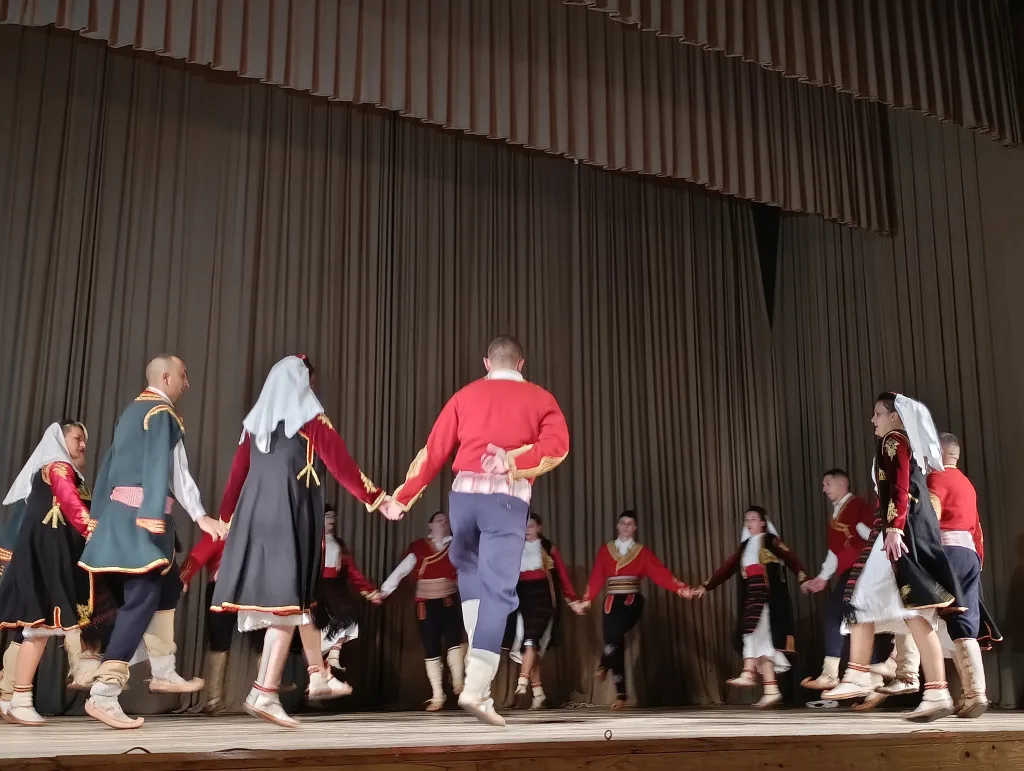 f-2-1024x771-jpg 16 година рада крунисано годишњим концертом КУД-а "Сава Владиславић"