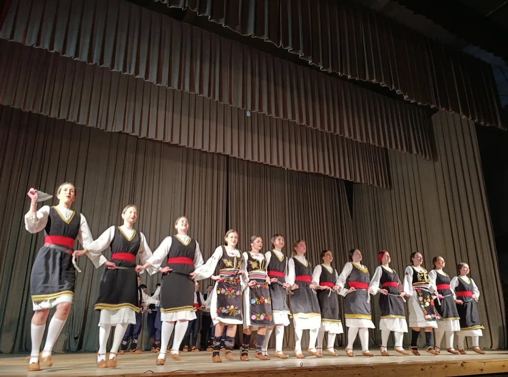 f-3-1024x759-jpg 16 година рада крунисано годишњим концертом КУД-а "Сава Владиславић"