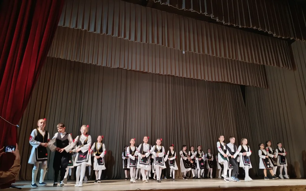 f-5-1024x639-jpg 16 година рада крунисано годишњим концертом КУД-а "Сава Владиславић"