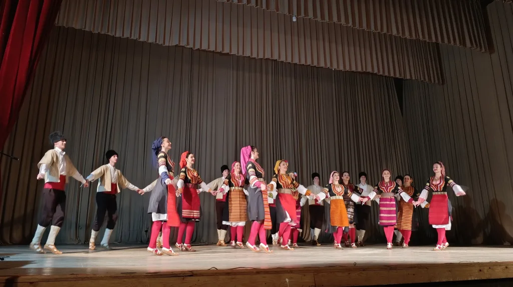 f-8-1024x573-jpg 16 година рада крунисано годишњим концертом КУД-а "Сава Владиславић"