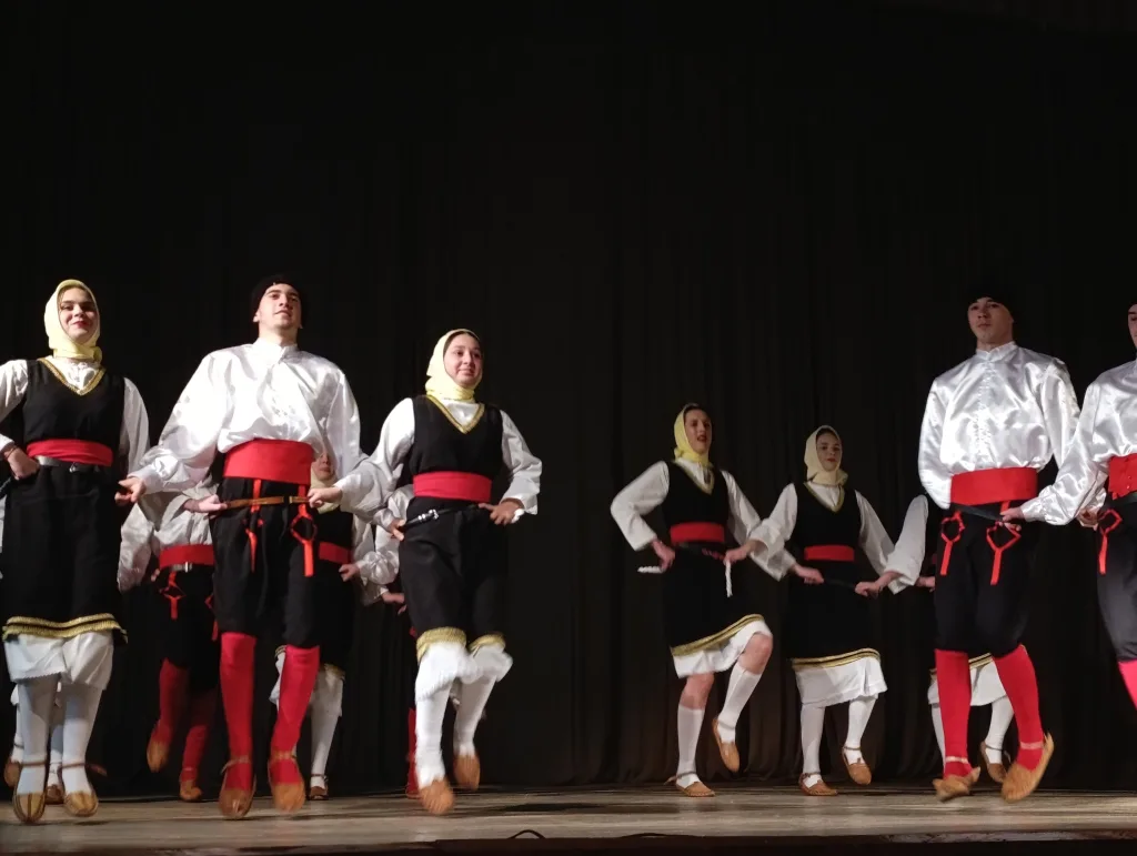 f-9-1024x771-jpg 16 година рада крунисано годишњим концертом КУД-а "Сава Владиславић"