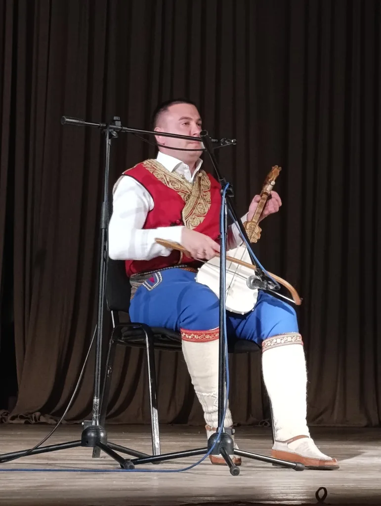 guslar-radan-771x1024-jpg 16 година рада крунисано годишњим концертом КУД-а "Сава Владиславић"