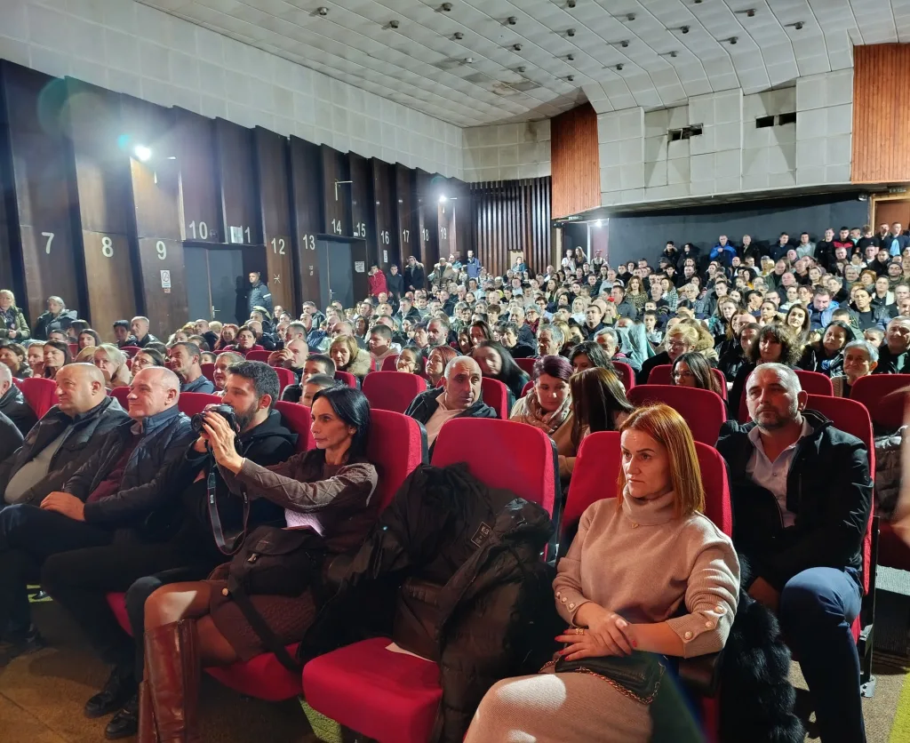 publika-1-1024x836-jpg 16 година рада крунисано годишњим концертом КУД-а "Сава Владиславић"