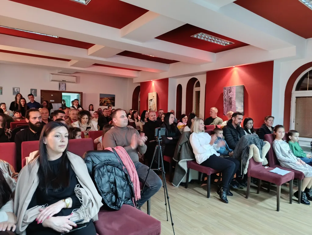 publika-2-1024x771-jpg Сјајним Новогодишњим концертом ученици ОМШ „Свети Роман Мелод“ донијели дух празника у Гацко