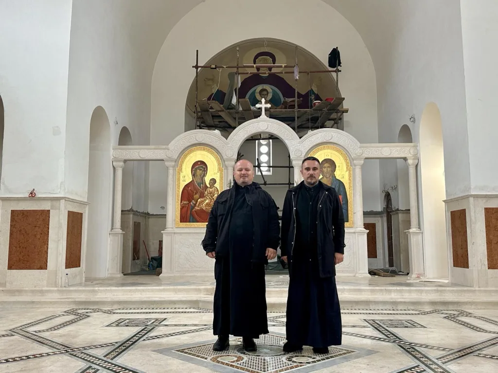 svestenici-1024x768-jpg U toku radovi na oslikavanju Hrama Svete Trojice u Gacku, građevinski radovi privode se kraju