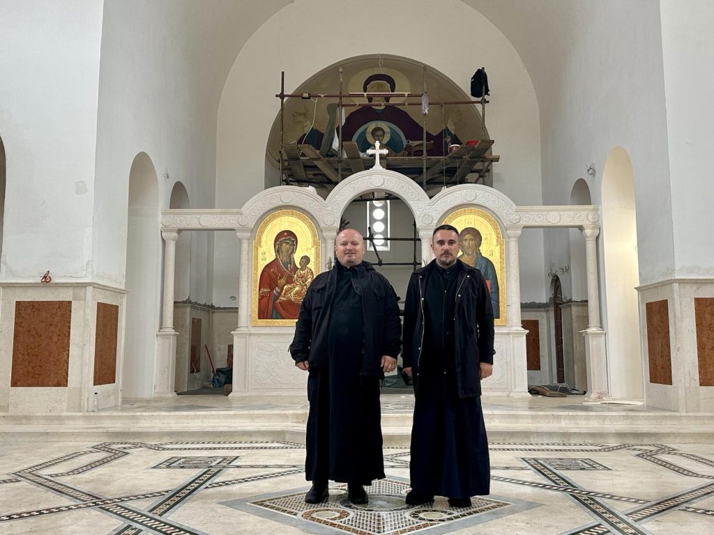 svestenici-1024x768 У току радови на осликавању Храма Свете Тројице у Гацку, грађевински радови приводе се крају