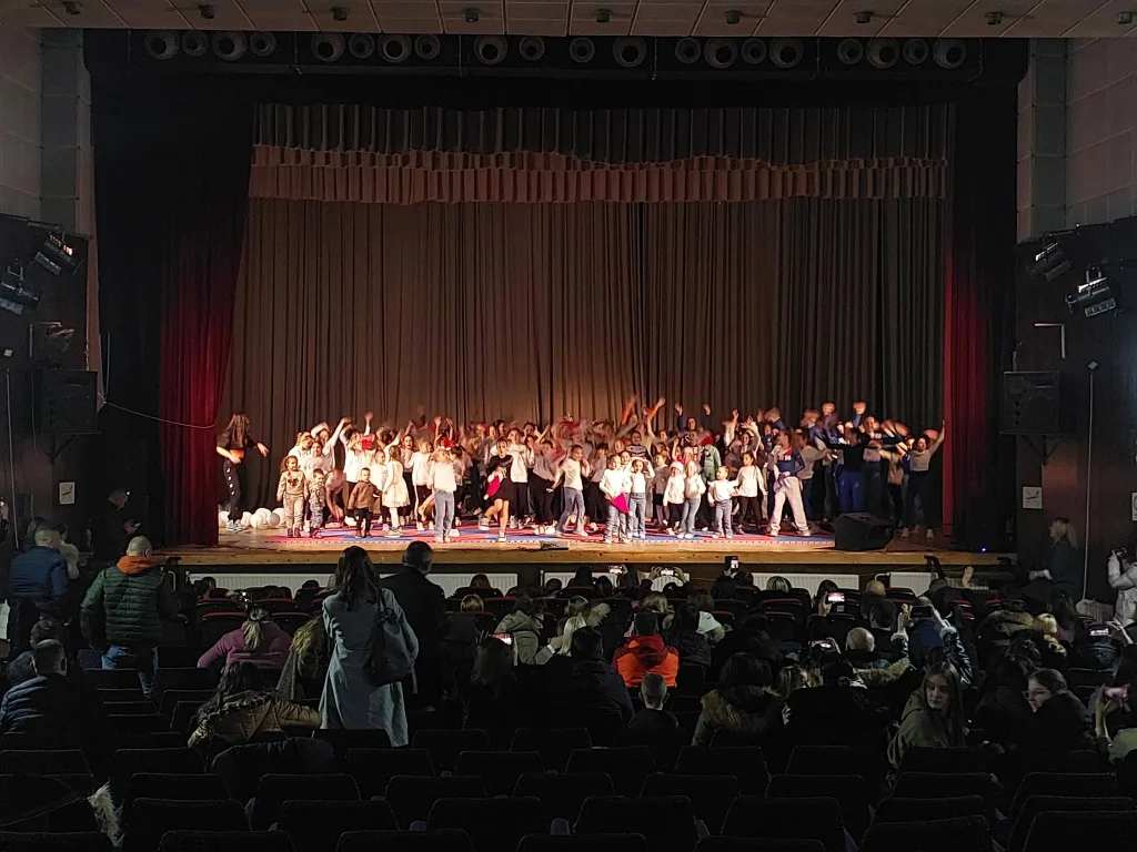 vi-dens-i-publika-1024x768-jpg Održan zanimljiv i bogat koncert "Ritam zime" u režiji Plesnog i čirliding kluba "We dance"