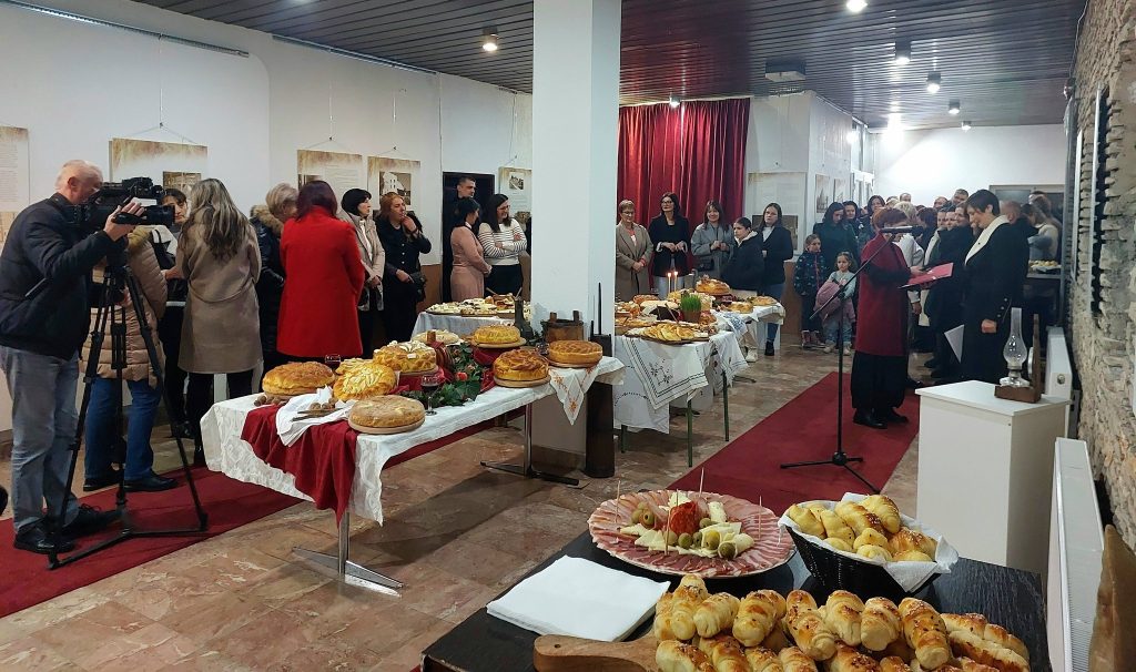 atmosvera-2-1024x606 U Gacku održan Festival božićnog kolača „Česnica“