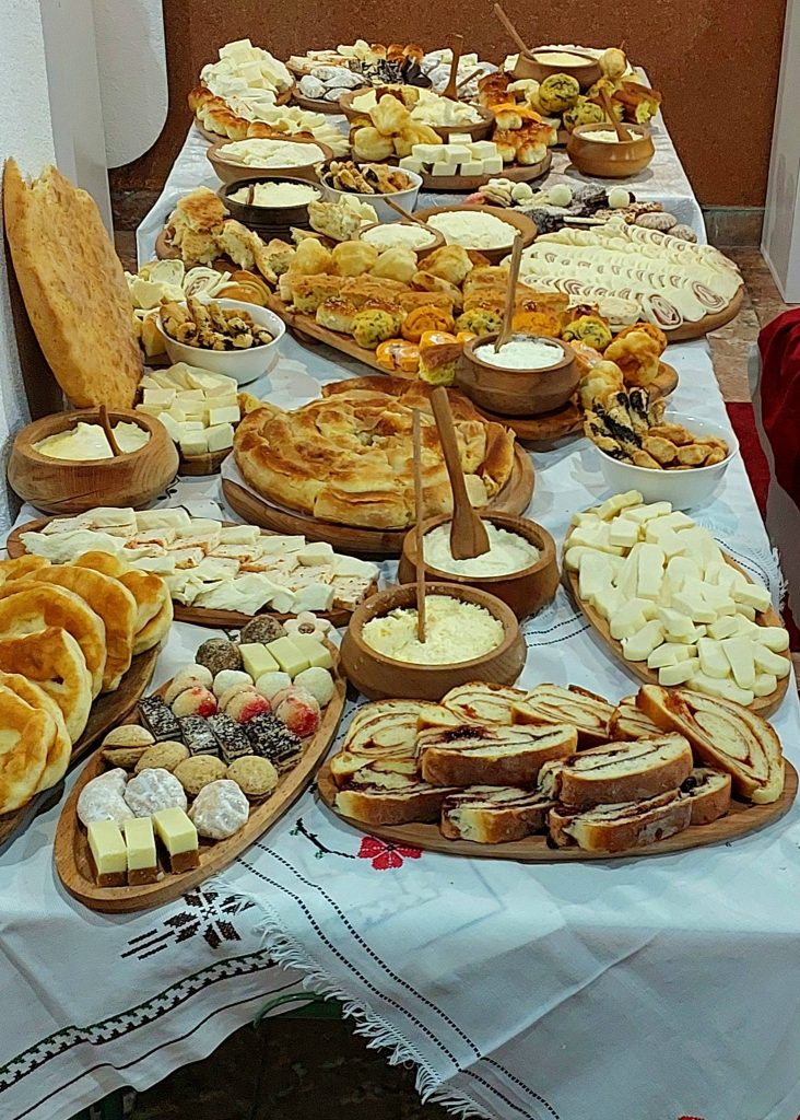 hljbovi-2-732x1024 U Gacku održan Festival božićnog kolača „Česnica“