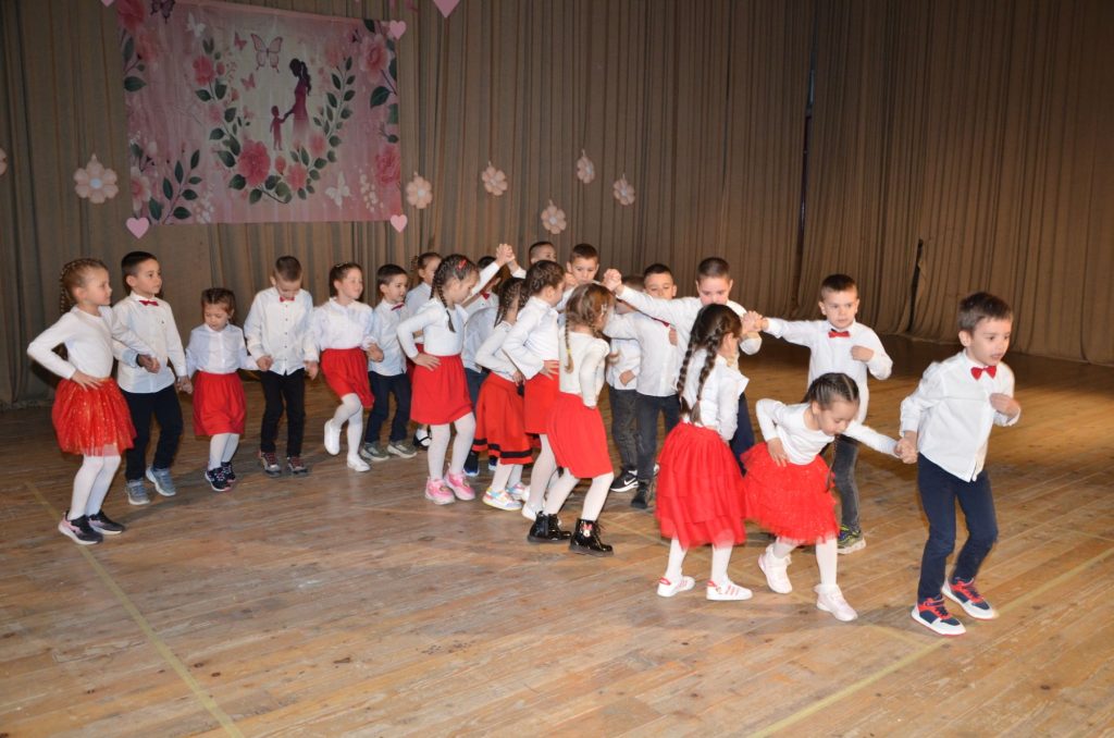 IMG-10355493080e1119a49fc0acbc4929fc-V-1024x678 Хуманитарни базар и осмомартовска приредба Дјечијег вртића превазишли очекивања , сакупљено више од 9 хиљада марака