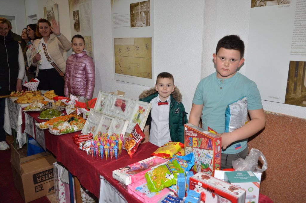 IMG-10a92b51b4626e9d5fc161700d18b711-V-1024x678 Хуманитарни базар и осмомартовска приредба Дјечијег вртића превазишли очекивања , сакупљено више од 9 хиљада марака