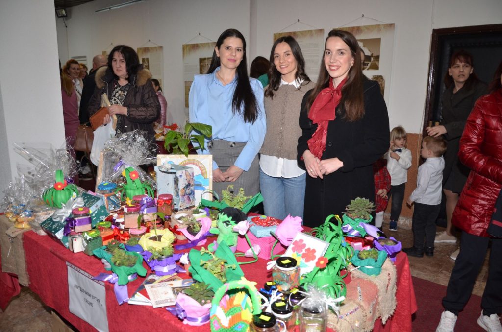IMG-3f94f712793414889d17b4ad41b6625b-V-1024x678 Хуманитарни базар и осмомартовска приредба Дјечијег вртића превазишли очекивања , сакупљено више од 9 хиљада марака
