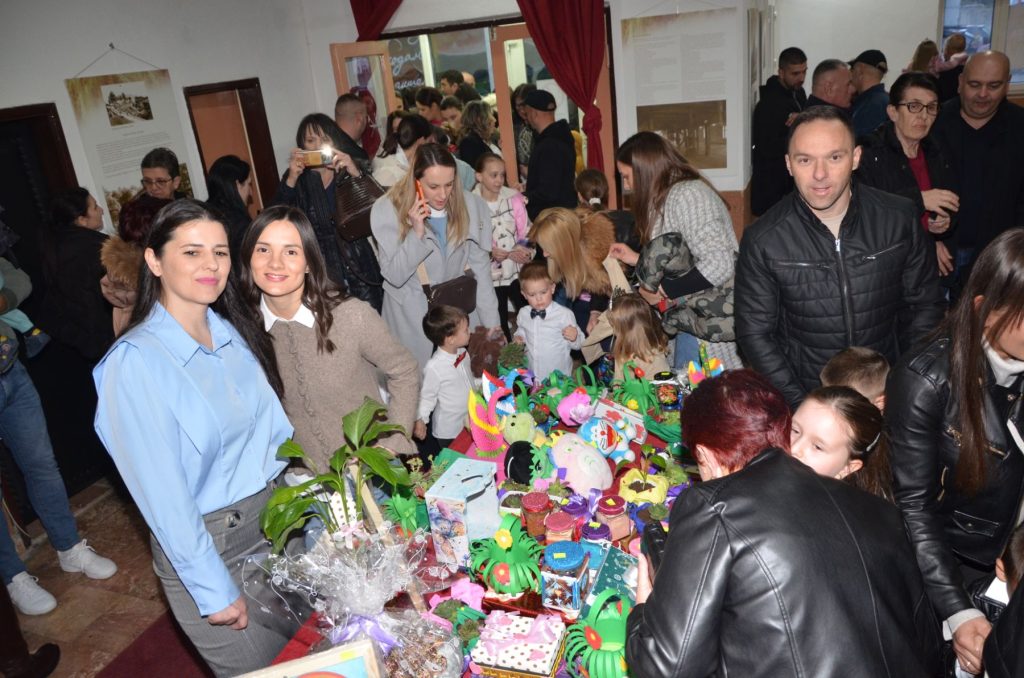 IMG-717592aba14b2dbd1e659e9a4597c01d-V1-1024x678 Хуманитарни базар и осмомартовска приредба Дјечијег вртића превазишли очекивања , сакупљено више од 9 хиљада марака
