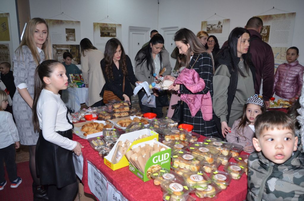 IMG-b3c567aef0b1f2b3c133ddbbef6c0e7a-V-1024x678 Хуманитарни базар и осмомартовска приредба Дјечијег вртића превазишли очекивања , сакупљено више од 9 хиљада марака