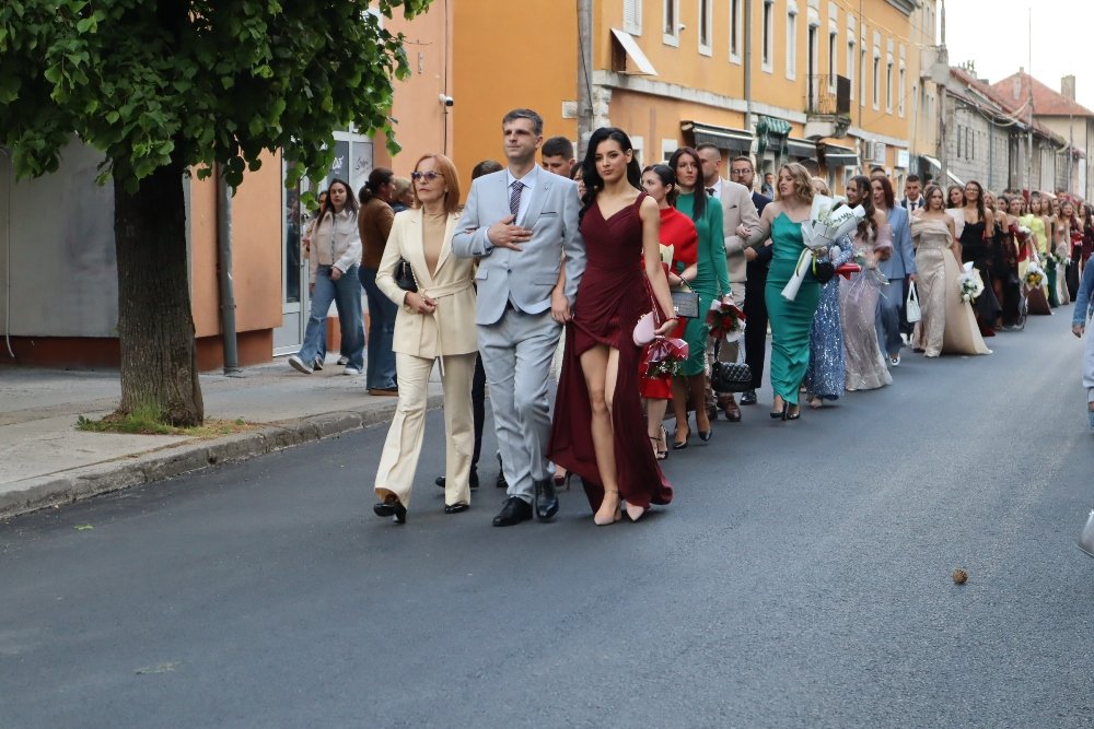 IMG_2054 Defile ljepote i mladosti ukrasio ulice Gacka