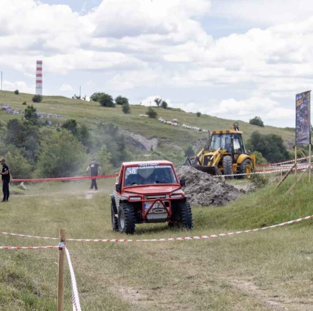 1000043350-1024x1017 Адреналинска вожња на првој гатачкој Џипијади