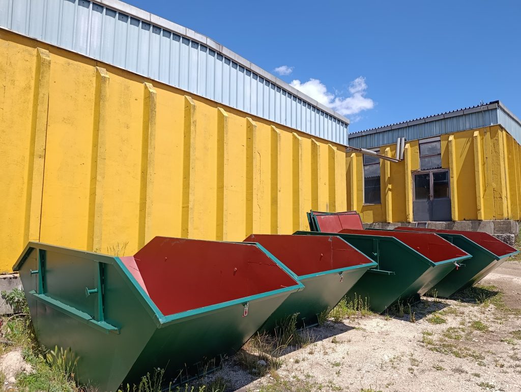 veliki-kontejneri-1024x771 Smanjiti rashode, a povećati prihode uz nabavku nove moderne opreme- planovi su preduzeća „Komus“ a.d. Gacko i Opštine Gacko