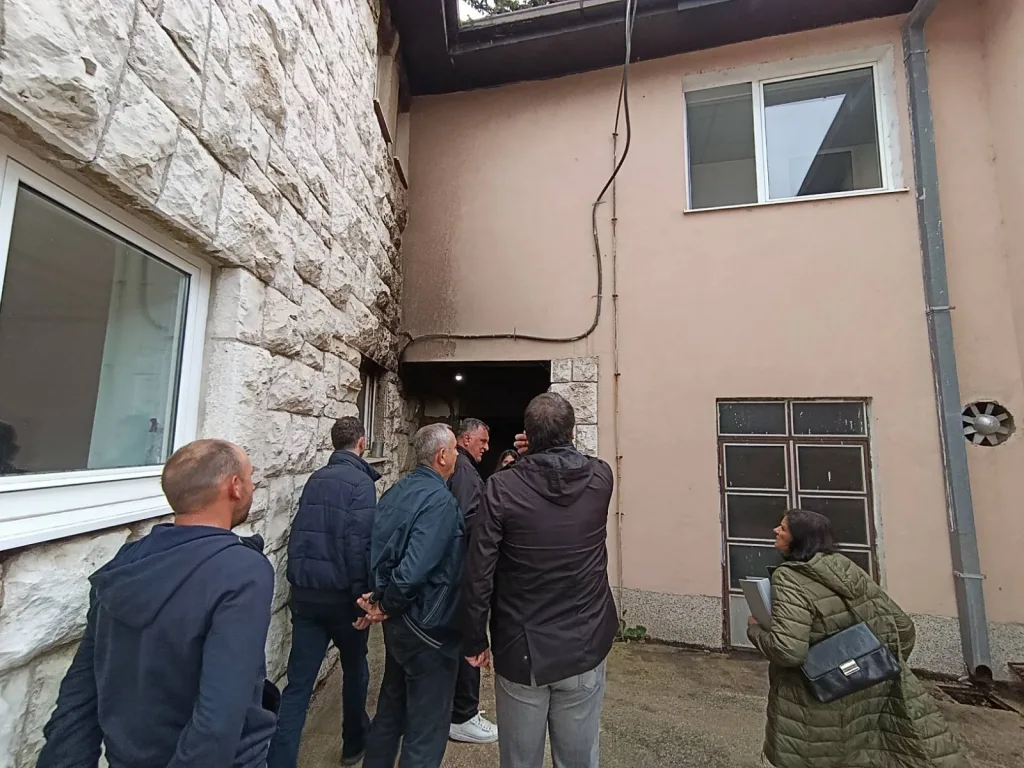 20261022_144549-1024x768-jpg Игор Пердув из Дирекције за обнову и развој РС и начелник општине Гацко обишли оштећени објекат "Дома здравља" Гацко