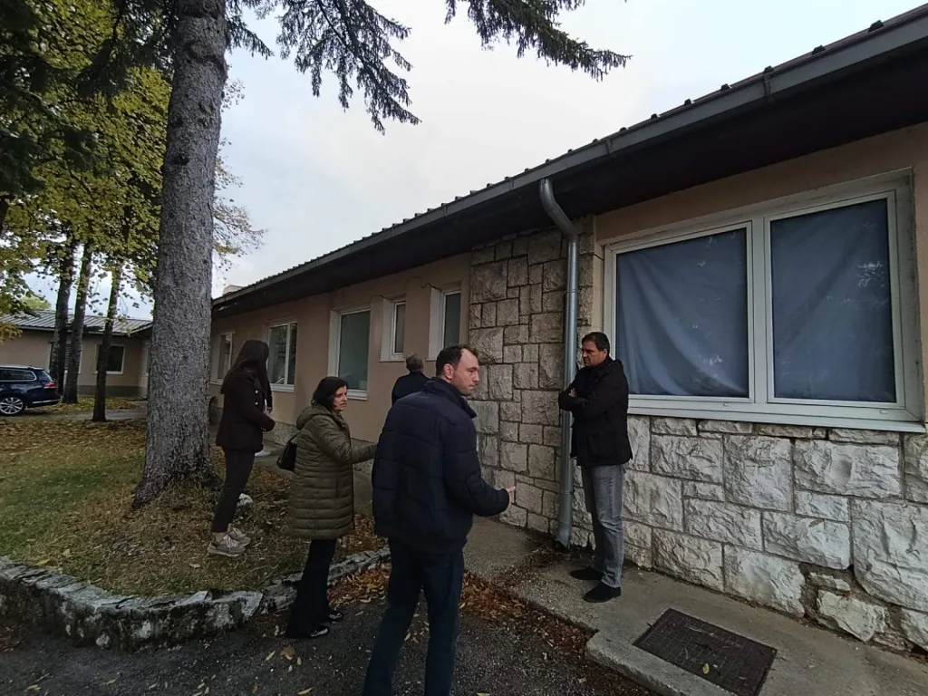 20261022_144613-1024x768-jpg Игор Пердув из Дирекције за обнову и развој РС и начелник општине Гацко обишли оштећени објекат "Дома здравља" Гацко